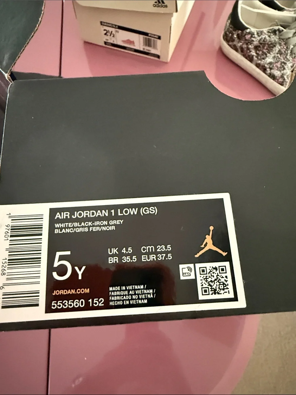 Jordan Kids Low-Top Sneakers in White and Gray
